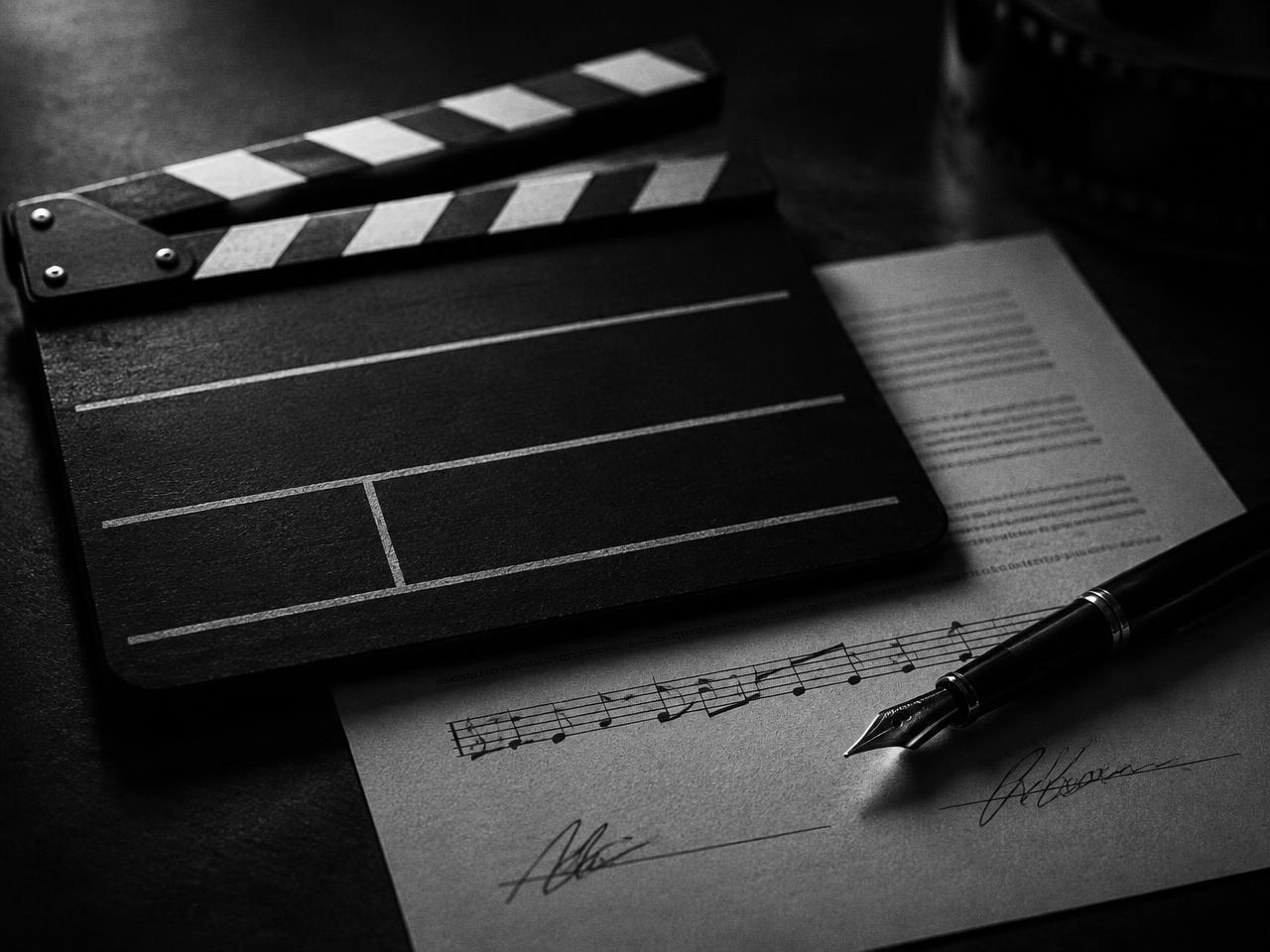 Claqueta y contrato de licencia firmado