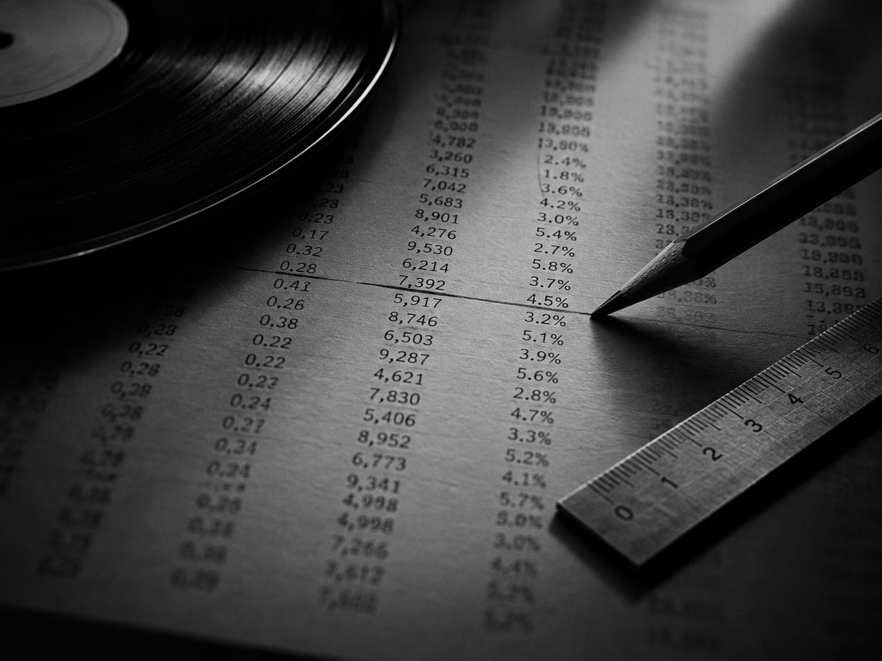 Liquidación de regalías junto a un disco de vinilo